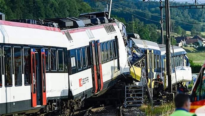 ट्रेन हादसा : स्टेशन पर लगे अवरोधकों से टकराई ट्रेन, 12 लोग घायल