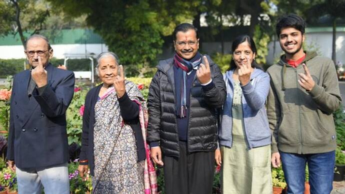 दिल्ली मतदान : बेटे को जिताने के लिए दिल्ली पहुंची मनोज तिवारी की मां, केजरीवाल ने ऐसे लिया मां का आशीर्वाद