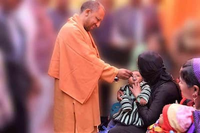 मुस्लिम बच्ची को खिलाते हुए CM योगी की फोटो वायरल, तारीफ में बोले लोग, साधु मानवता का हितैषी होता है