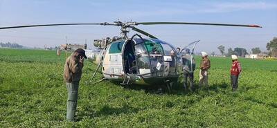 जब खेत में उतरा भारतीय वायु सेना का हेलीकॉप्टर 'चेतक', Photos में देखें कैसे दौड़ पड़े गांव के लोग