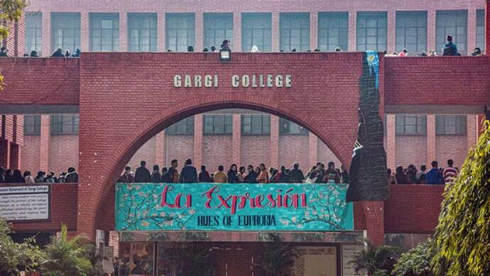 गार्गी कॉलेज में छेड़छाड़ का मामला; दिल्ली यूनिवर्सिटी में सैकड़ों स्टूडेंट्स ने विरोध में किया मार्च