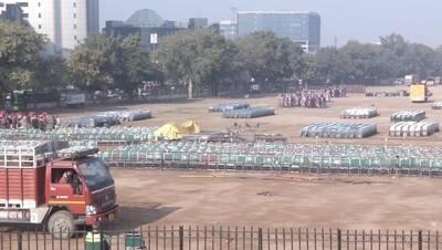 Photos : दिल्ली के रामलीला मैदान में ऐसे हो रही तैयारियां, केजरीवाल ने मोदी को भी दिया न्योता