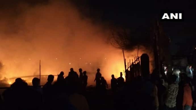 नई दिल्ली के रोहिणी इलाके की बंगाली बस्ती में लगी भीषण आग, दमकल की 12 गाड़ियों ने पाया काबू