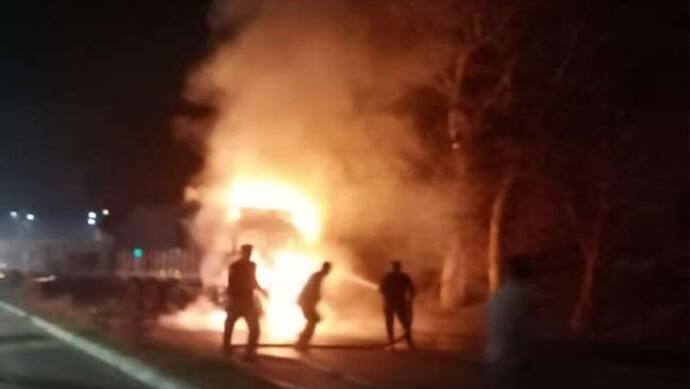 लखनऊ एक्सप्रेस वे में ट्रक से टक्कर के बाद वैन में लगी आग, 7 लोग जिंदा जले