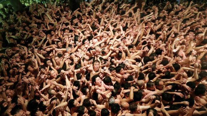 इस देश में एक साथ 10 हजार लोगों ने उतारे कपड़े, एक रिवाज के लिए मंदिर में होते हैं नंगे