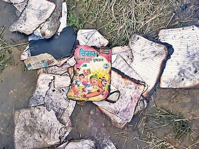 गठरी में बंधी थीं लाशें...घटनास्थल पर यूं बिखरी पड़ी थीं अधजली किताबें, वैन में जिंदा जले थे 4 बच्चे