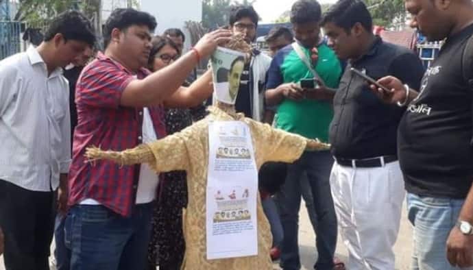 সুব্রামানিয়াম স্বামীর কুশপুতুল পুড়িয়ে প্রতিবাদ, বাংলা ভাগের বিরুদ্ধে পথে নামল 'বাংলাপক্ষ'