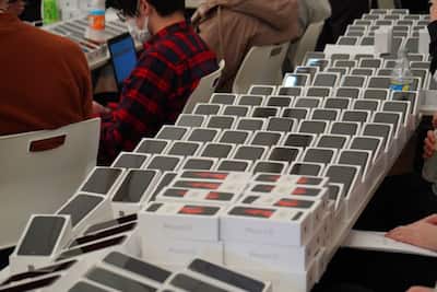 जापान में क्रूज में फंसे कोरोना वायरस मरीजों को बांटे गए 2000 आईफोन, ये है वजह