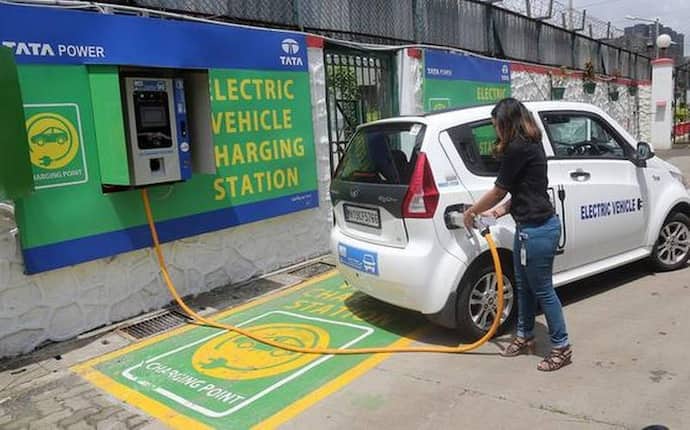 यात्रा में ईवी कार Charging की टेंशन खत्म, इन होटलों में लगाए जाएंगे Electric vehicle चार्जिंग स्टेशन