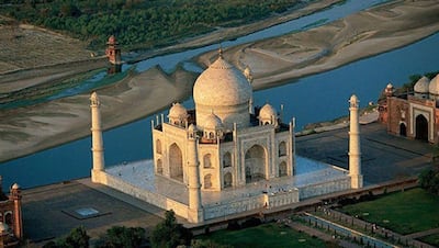ताजमहल बनाने वाले मजदूरों ने जानबूझकर की थी एक गलती, जानें Taj के ये रेयर Facts