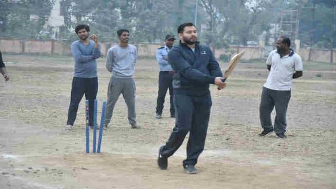 तेजस्वी ने क्रिकेट खेलती तस्वीर डाली , यूजर बोले- लालू अंदर न होते तो कोहली आपकी कप्तानी में खेलता