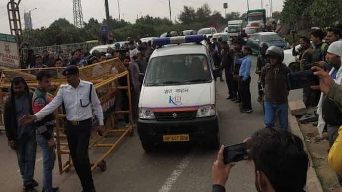 शाहीन बाग : प्रदर्शनकारियों ने खुद खोला एक तरफ का रास्ता, दिल्ली से नोएडा जाने वालों को होगी सुविधा
