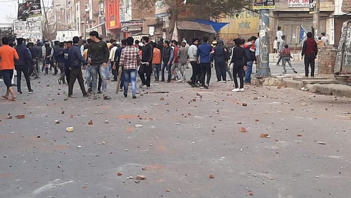 दिल्ली:  मौजपुर इलाके CAA के समर्थन और विरोध में भिड़े दो पक्ष, पुलिस ने दागे आंसू गैस के गोले, हालात काबू में