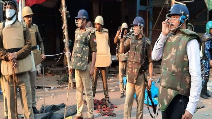 अलीगढ़: CAA विरोध के बीच धार्मिक स्थल पर पथराव के बाद बवाल, पुलिस ने लाठीचार्ज के साथ दागे आंसू गैस के गोले