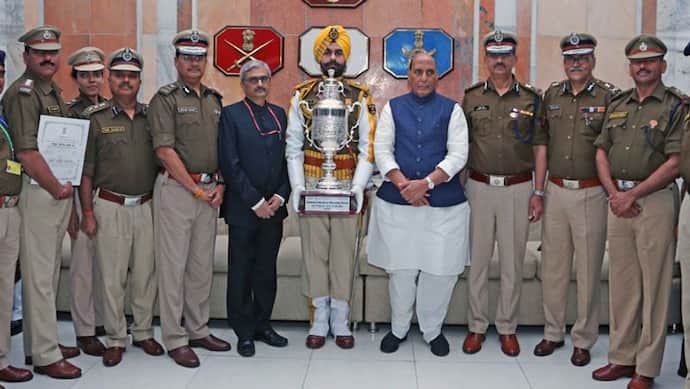 रक्षा मंत्री राजनाथ सिंह ने CISF को दी ‘सर्वश्रेष्ठ मार्चिंग टुकड़ी’ की ट्रॉफी, छठी बार जीता अवार्ड
