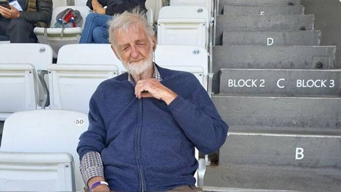 70 सालों से बिना आंखों के मैच देख रहा यह क्रिकेट फैन, 40 सालों से स्टेडियम में रिजर्व है सीट
