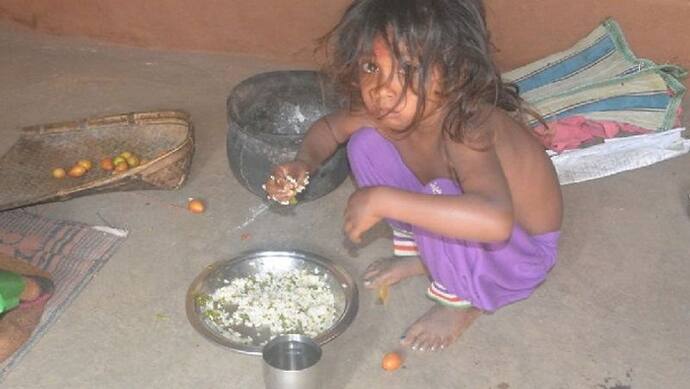 शर्मनाक तस्वीर: इस बच्ची को नहीं मालूम कि दाल-सब्जी का स्वाद कैसा  होता होगा..एक साल से नहीं चखा कुछ भी अच्छा