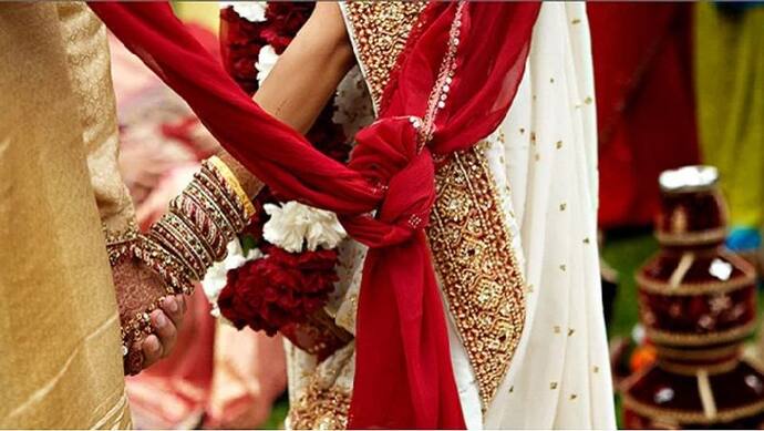 दारोगा ने फेसबुक पर की दोस्ती, दिल्ली में ऐसे रचाई शादी, अब साथ छोड़कर भाग आया