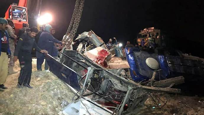 PAK में यात्रियों से भरी बस आई एक्सप्रेस ट्रेन की चपेट में, 30 लोगों की दर्दनाक मौत