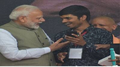 जाने ये कौन है दृष्टिबाधित नौजवान, जिसे PM मोदी ने मोबाइल देकर कहा एक सेल्फी तो बनती है दोस्त
