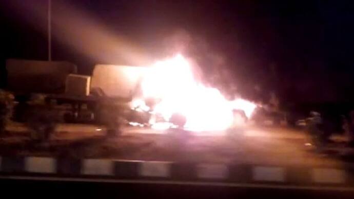 दो ट्रकों की टक्कर से लगी भीषण आग, जिंदा जल गया ड्राइवर, धमाके से सहम गए लोग