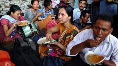 दुनिया में फैल रहा कोरोना वायरस और भारत में लगा चिकन-अंडा मेला, लोगों को जमकर खिलाया गया नॉन-वेज