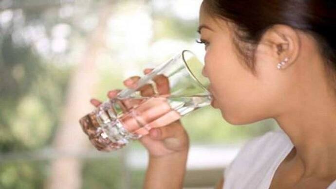 सुबह खाली पेट पानी पीने से होते हैं ये 6 फायदे, जल्दी नहीं होती कोई बीमारी