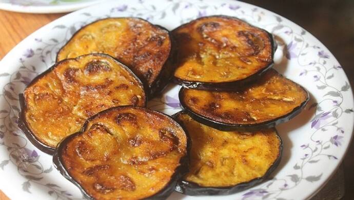 ऐसे बनाएं बंगाली बैंगन भाजा,  इसका स्वाद मन को भा जाएगा