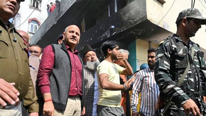 दिल्ली हिंसा; डिप्टी CM सिसोदिया ने बताया, 'आगजनी में 79 मकान और 327 दुकानें जलकर खाक'