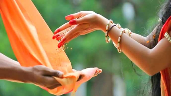 हिंदू धर्म में दान की परंपरा क्यों बनाई गई, दान के बाद दक्षिणा देना क्यों जरूरी है?