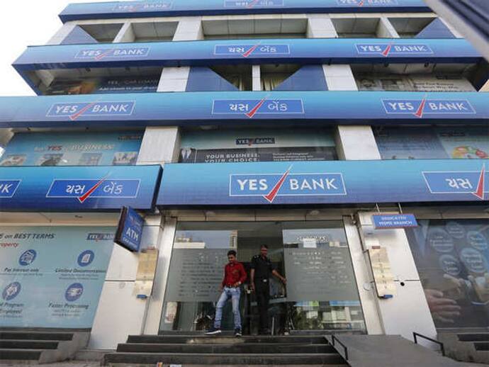 Yes Bank की शाखाओं के बाहर ग्राहकों की लंबी कतार, सोशल मीडिया पर शिकायतों का लगा अंबार