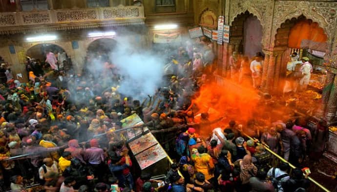 করোনা আতঙ্কের  মধ্যেই মথুরা মেতেছে উৎসবে, গোকুলে পালিত হচ্ছে 'ছাদি হোলি', দেখুন ভিডিও