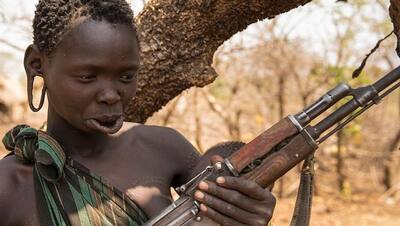 मर्दों को ऐसे रिझाती हैं ये आदिवासी महिलाएं, हाथ में लेकर घूमती हैं AK 47