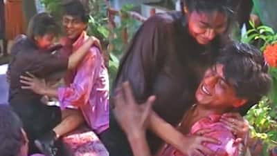 जब शाहरुख ने पत्नी गौरी को गोद में उठा रंग से भरी नाद में पटक दिया, 20 साल पहले ऐसे खेली थी होली