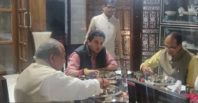भाजपा कार्यालय में कांग्रेस को ललकारा, फिर शिवराज सिंह चौहान के घर खाया खाना, ऐसी रही डिनर पॉलिटिक्स