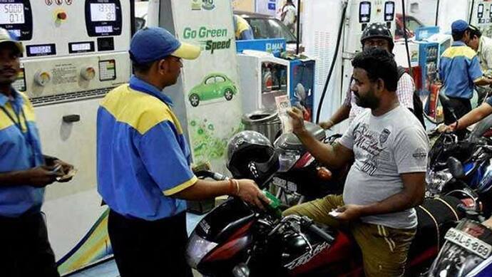 आम लोगों को लग सकता है महंगाई का झटका, सरकार ने 3 रुपए बढ़ाए पेट्रोल और डीजल के उत्पाद शुल्क
