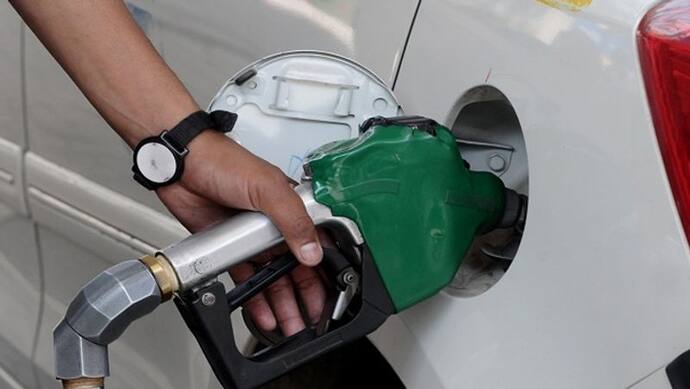 पेट्रोल और डीजल की कीमत में हुई कटौती, जानें आज कितने रुपए पहुंचा भाव