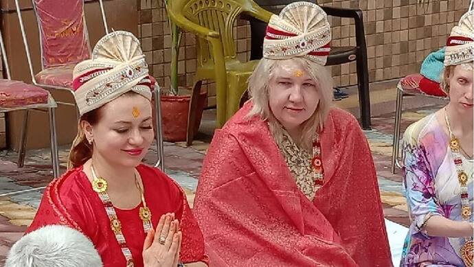 इस कारण रुस से भारत आईं ये युवतियां, काशी में पीपल संग की शादी