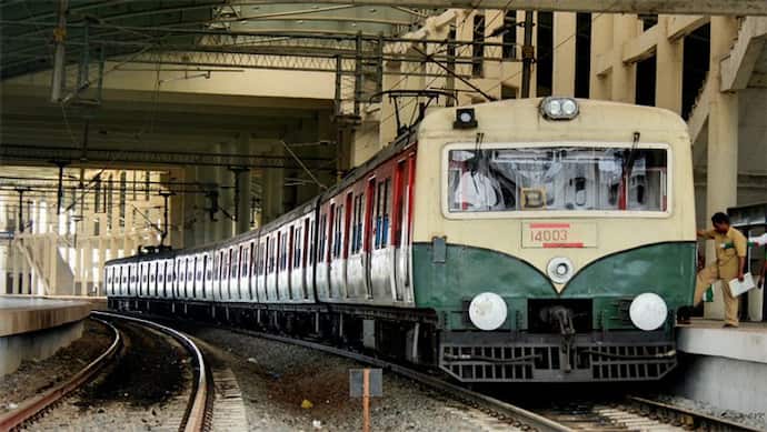 कोरोना का कहर : मुंबई की लोकल ट्रेनों को किया जा रहा है सैनिटाइज, रोज 80 लाख यात्री करते हैं सफर