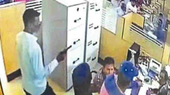 कोरोना वायरस का खौफ; मास्क लगाकर बैंक में घुसे अपराधी, SBI ब्रांच से लूट लिए लाखों रुपये