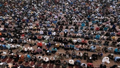 मस्जिद में अल्लाह से कोरोना का कहर कम करने की मांगी दुआएं, घर लौटते ही हजारों आए वायरस की चपेट में