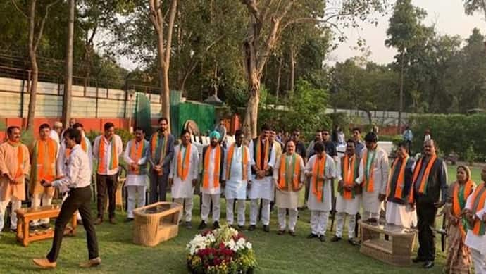 भाजपा में शामिल हुए कांग्रेस के 21 बागी पूर्व विधायक, सिंधिया ने सबको जेपी नड्डा से उनके घर पर मिलवाया