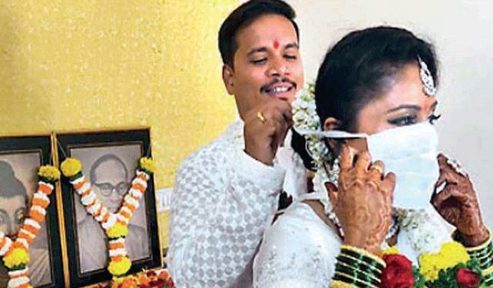 एक विवाह ऐसा भी!कोरोना के खौफ में तय तारीख से पहले की शादी, पंडित ने मास्क पहन पढ़े मंत्र