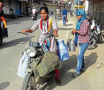 मजदूर पिता को सहारा देने बेटी मोटरसाइकिल पर बेचती है दूध, भाई का फर्ज निभा 2 बहनों की कर दी शादी
