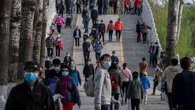 पूरी दुनिया में कोरोना फैला यूं मौज-मस्ती कर रहा चीन, सस्ता मास्क पहन घूमने निकले लोग