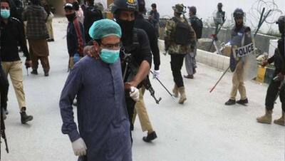 पाकिस्तान में मास्क और पीपीई की मांग कर रहे डॉक्टरों को पुलिस ने बुरी तरह पीटा, कई अरेस्ट