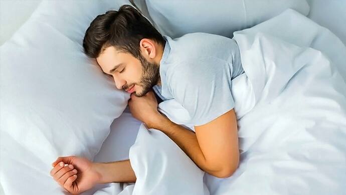सोते समय किस दिशा में होना चाहिए हमारा सिर? इन बातों से भी हमारे जीवन पर होता है असर
