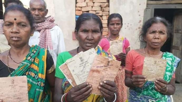 पश्चिम बंगाल के पुरुलिया में गांव के मुखिया से छुड़ाए गए गिरवी रखे राशन कार्ड, गरीबों को मिला उनका असली हक