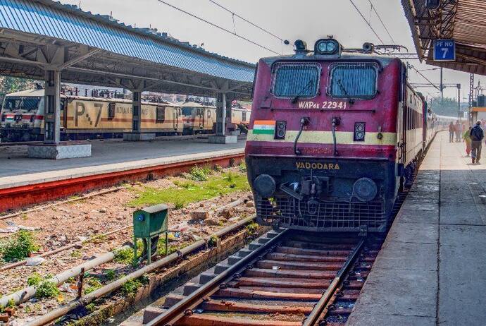 कोरोना से रेलवे को भारी घाटा, 13 लाख कर्मियों के भत्ते में हो सकती है कटौती