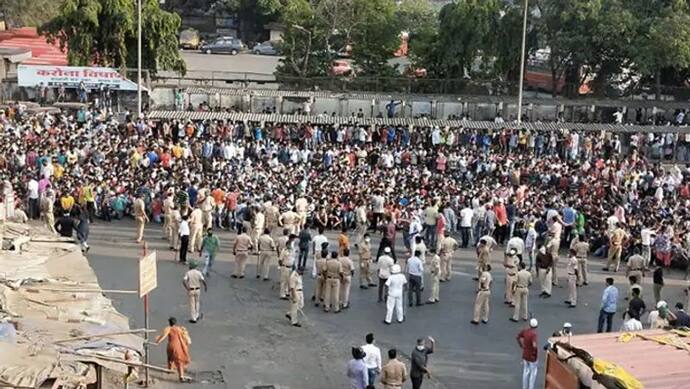 एक अफवाह और रेलवे स्टेशन पर जुट गए हजारों लोग, भाजपा ने कहा, सरकार को जवाब देना होगा